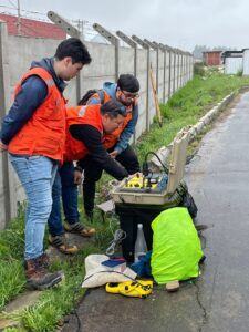 3 personas analizando los resultados del estudio ReMi